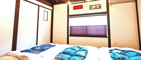 Una scrivania, Wi-Fi gratuito, lenzuola