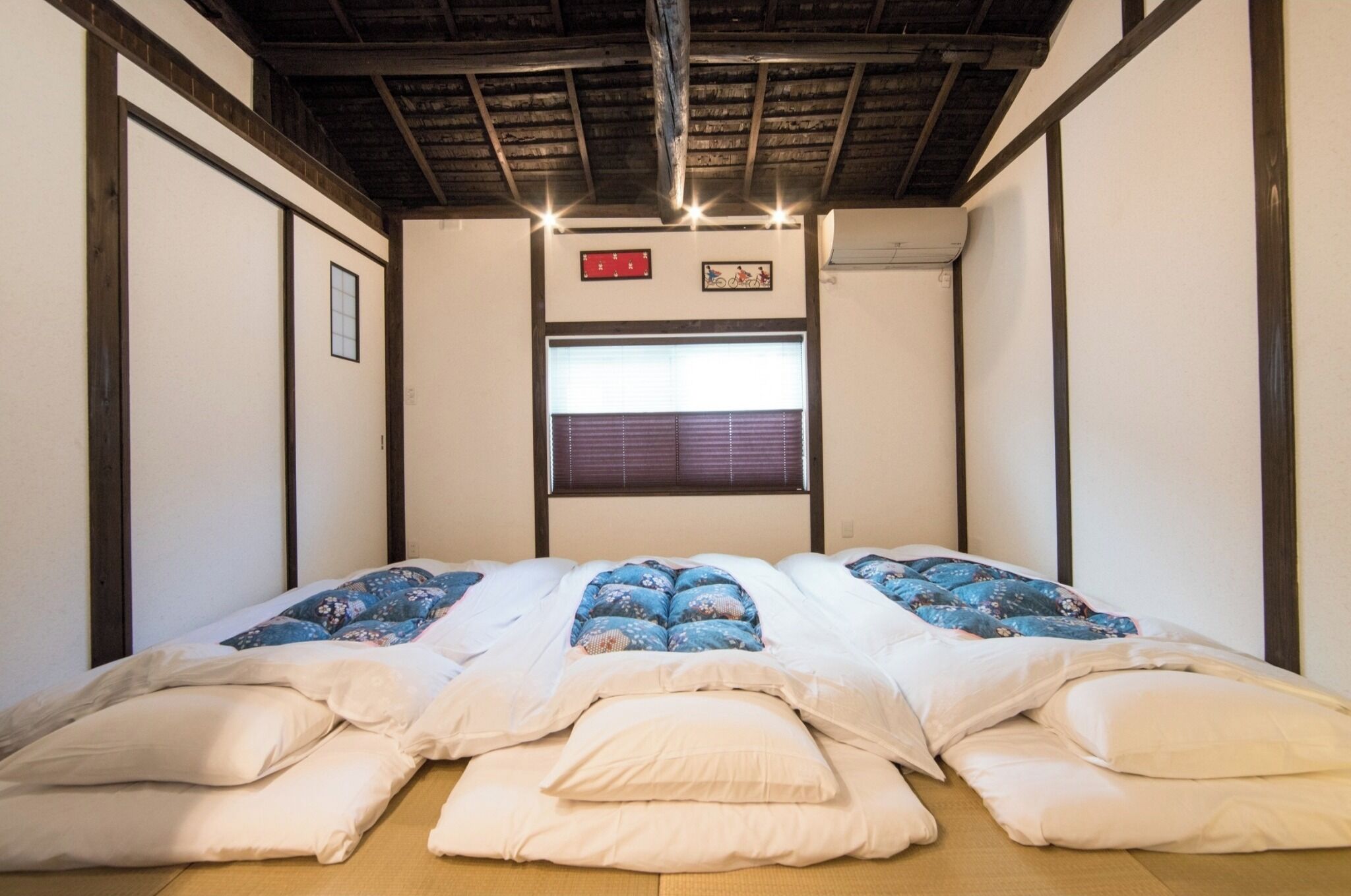 Una scrivania, Wi-Fi gratuito, lenzuola