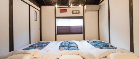 Una scrivania, Wi-Fi gratuito, lenzuola