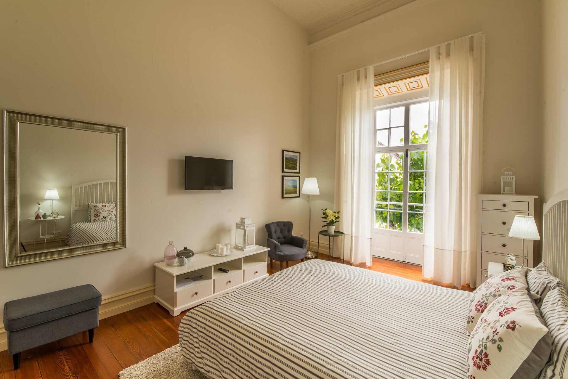 อพาร์ทเมนท์ (Room with Balcony)