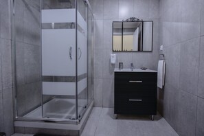 Huoneisto (Room with Private External Bathroom) | Ulkopuoli