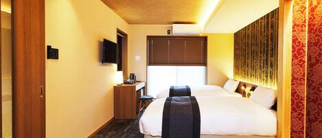 Una scrivania, Wi-Fi gratuito, lenzuola