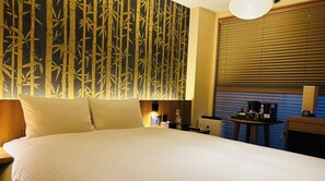 Escritorio, wifi gratis y ropa de cama 