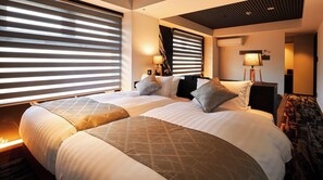 Een bureau, een strijkplank/strijkijzer, gratis wifi, beddengoed