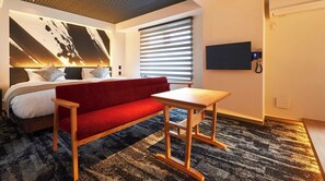 Escritorio, tabla de planchar con plancha, wifi gratis y ropa de cama 