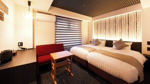 Escritorio, tabla de planchar con plancha, wifi gratis y ropa de cama 