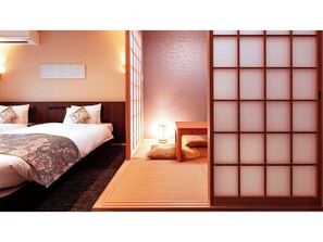 Escritorio, wifi gratis y ropa de cama 