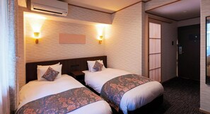 Escritorio, wifi gratis y ropa de cama 