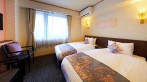 Escritorio, wifi gratis y ropa de cama 