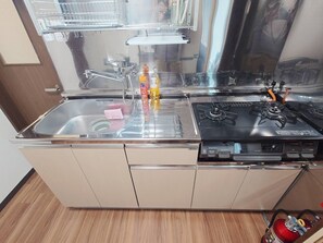 Refrigerador, microondas, parrilla de estufa y utensilios de cocina 