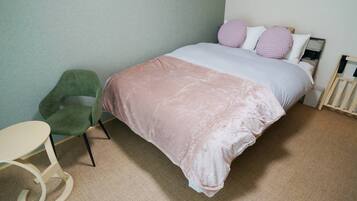 办公桌、免费 WiFi、床单