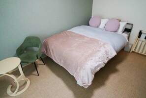 Escritorio, wifi gratis y ropa de cama 