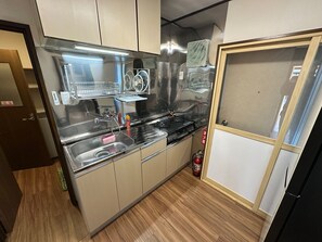 Réfrigérateur, micro-ondes, plaque de cuisson