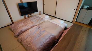 Escritorio, wifi gratis y ropa de cama