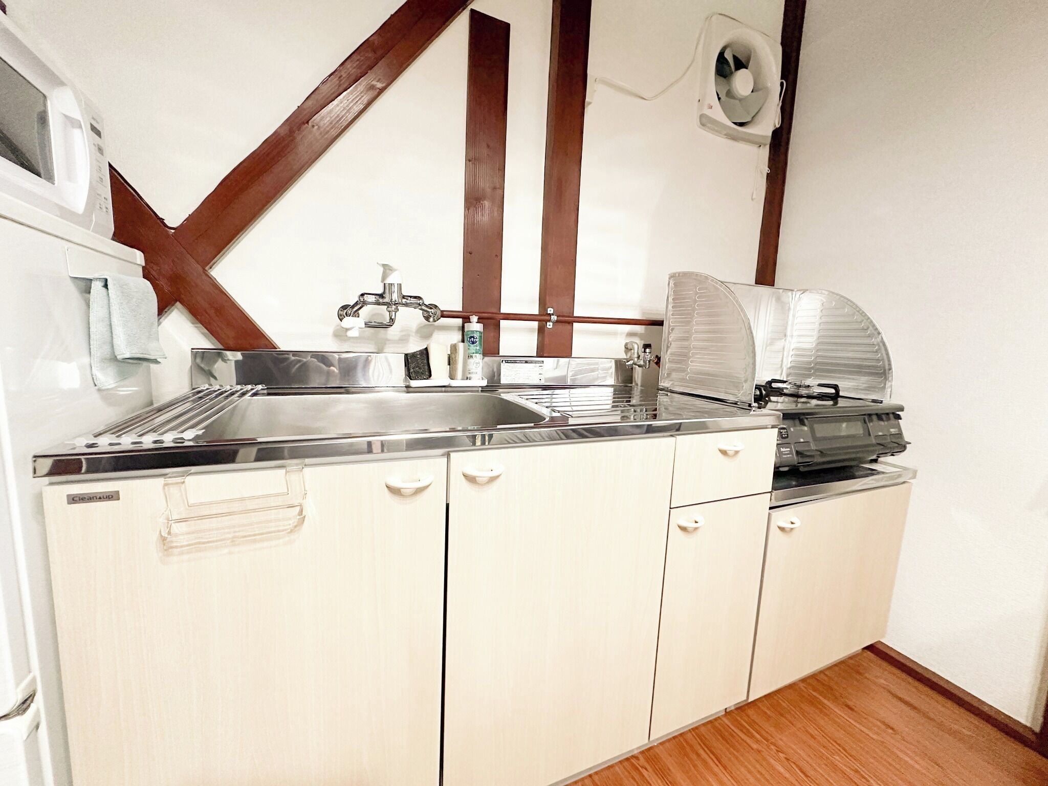 Fridge, microwave, stovetop, cookware/dishes/utensils