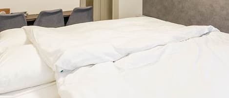 Työpöytä, ilmainen Wi-Fi, vuodevaatteet