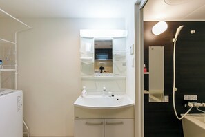 Sèche-cheveux, serviettes fournies