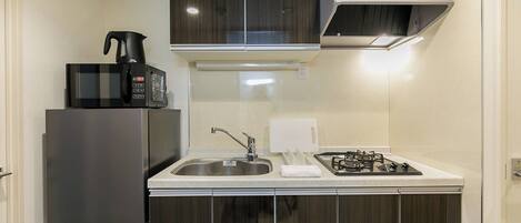 Réfrigérateur, micro-ondes, plaque de cuisson