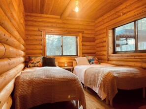 Escritorio, tabla de planchar con plancha, wifi gratis y ropa de cama 