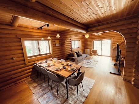 Dining. 2 min to Hakuba47 Cozy Riverside Log CabinBBQ / Bei'an Tan County Nagano