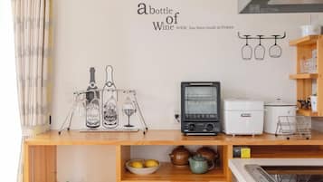 Fridge, microwave, stovetop, cookware/dishes/utensils