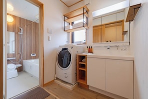 Secador de cabelo, toalhas de banho