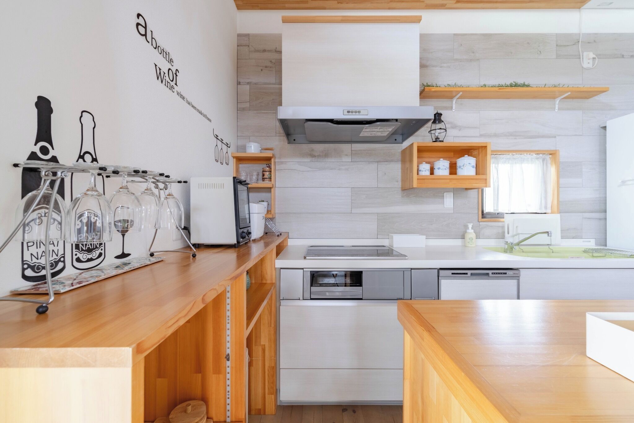 Kühlschrank, Mikrowelle, Herdplatte, Kochgeschirr/Geschirr/Besteck