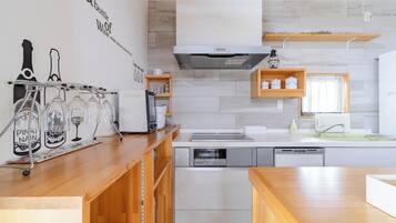 Kühlschrank, Mikrowelle, Herdplatte, Kochgeschirr/Geschirr/Besteck