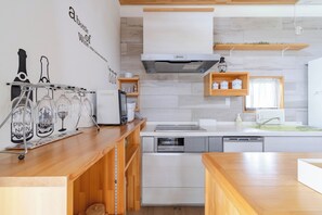 Frigorífico, microondas, placa de cocina y utensilios de cocina