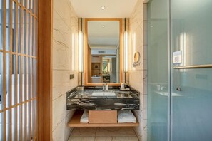Superior Twin Room, City View | Bathroom | Shower, hair dryer, slippers, towels - SSAW Hotel Guiyang Beijing Road Guiyi Subway Station (Guiyang)
