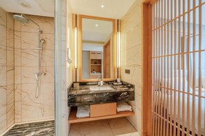Business Single Room | Bathroom | Shower, hair dryer, slippers, towels - SSAW Hotel Guiyang Beijing Road Guiyi Subway Station (Guiyang)