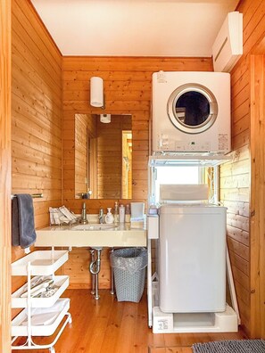 Sèche-cheveux, serviettes fournies