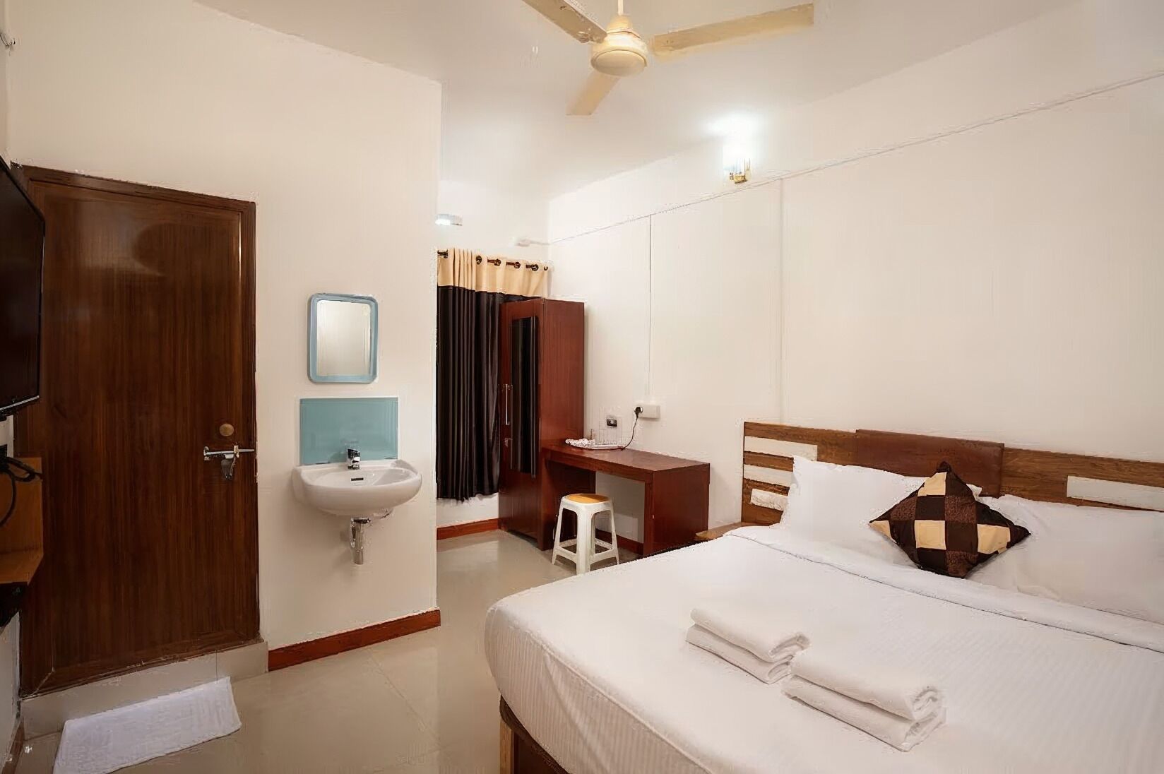 Deluxe Double Room | Free WiFi, bed sheets