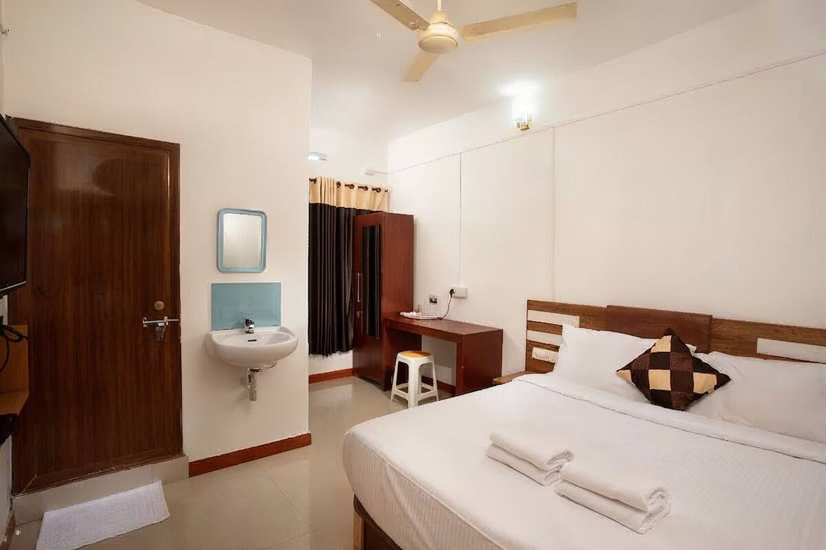 Deluxe Double Room | Free WiFi, bed sheets