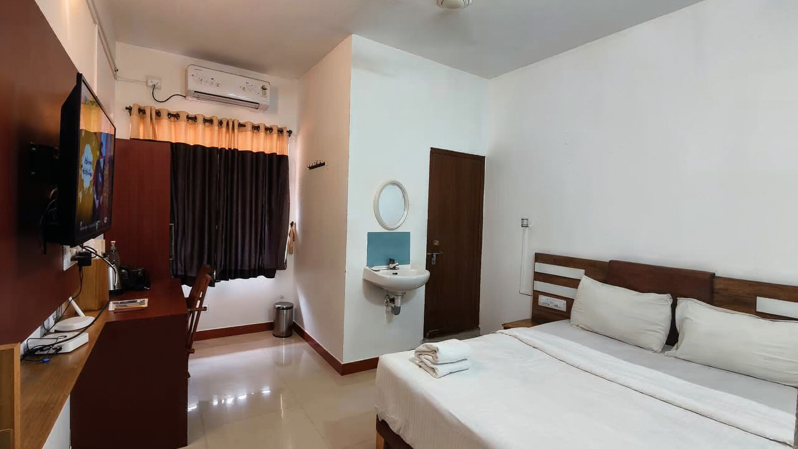 Standard Double Room | Free WiFi, bed sheets