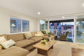 Smart TV - Top-Floor West Newport Retreat | Balcony | Near Beach + Cafes | Seabright Sky (Newport Beach)