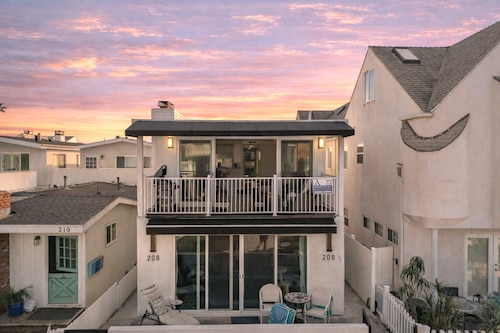 Top-Floor West Newport Retreat | Balcony | Near Beach + Cafes | Seabright Sky