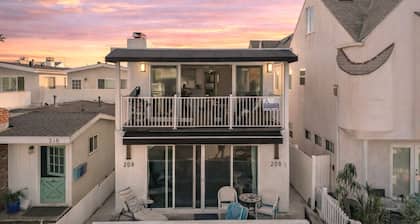 Top-Floor West Newport Retreat | Balcony | Near Beach + Cafes | Seabright Sky