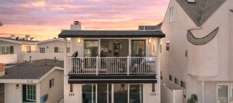Top-Floor West Newport Retreat | Balcony | Near Beach + Cafes | Seabright Sky