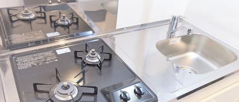 Geladeira, micro-ondas, cooktop, talheres/pratos/utensílios de cozinha