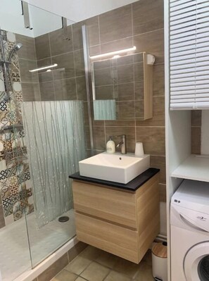 Shower, hair dryer, towels, soap - Beautiful 2-room apartment, air conditioning, swimming pool, private parking... (Fréjus)