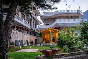 Garden - White House By Kulut (Kullu)