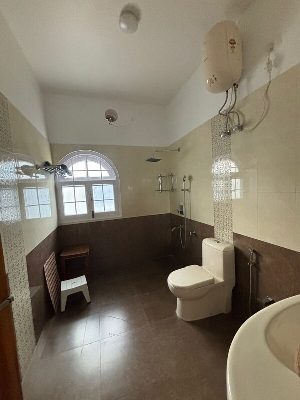 Douche, serviettes fournies, savon, shampoing