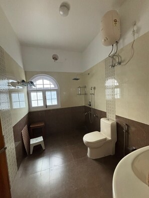 Shower, free toiletries, towels, soap - White House By Kulut (Mohal)