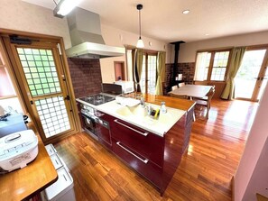Geladeira, micro-ondas, cooktop, talheres/pratos/utensílios de cozinha