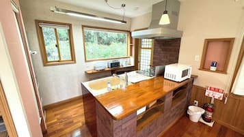 Refrigerador, microondas, parrilla de estufa y utensilios de cocina