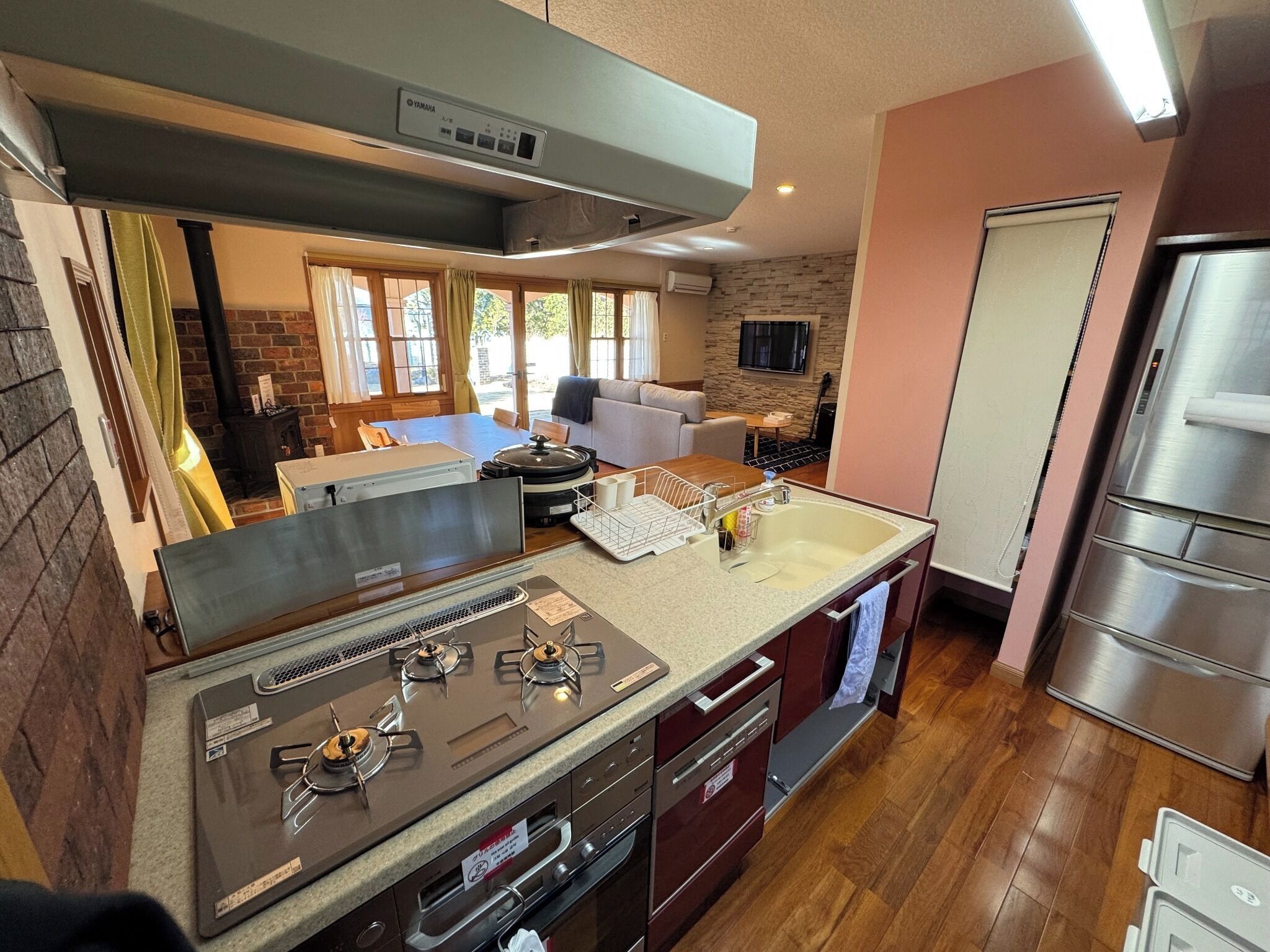 Refrigerador, microondas, placa de cocina, utensilios de cocina