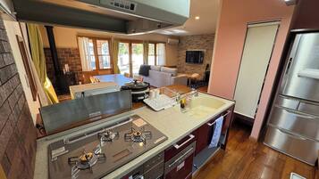 Refrigerador, microondas, placa de cocina, utensilios de cocina