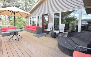 Outdoor dining -  4 BEDROOM HOME ON THE MISSISSIPPI RIVER.  (Champlin)