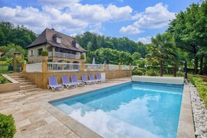 Una piscina al aire libre